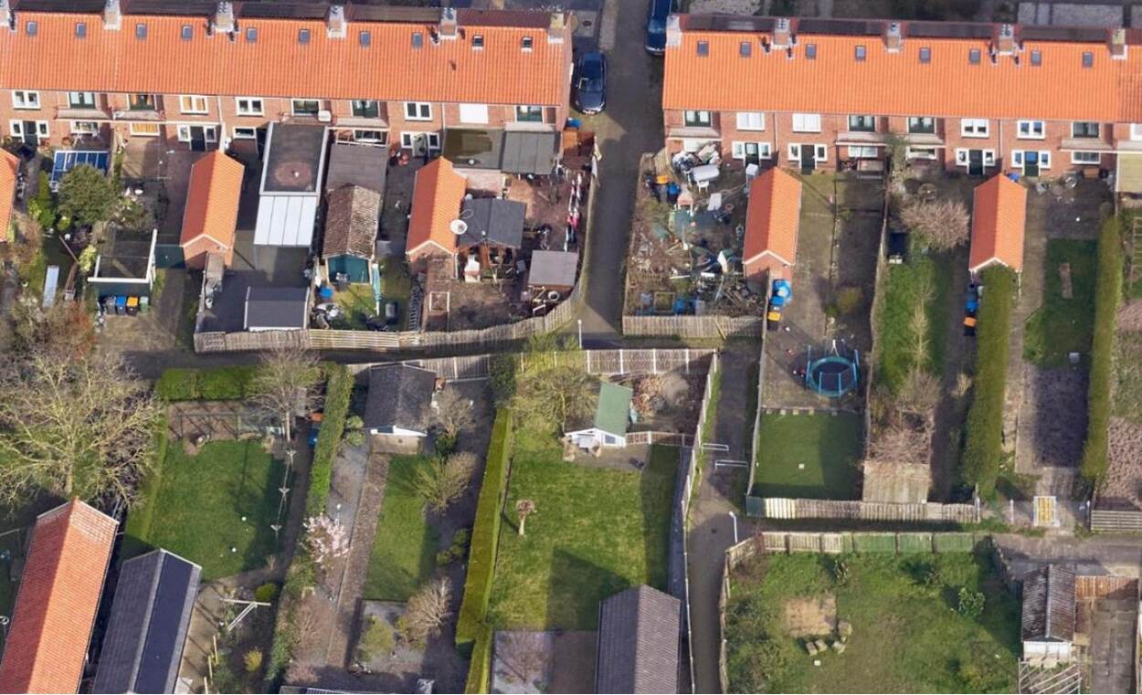 Luchtfoto waarop groots opgezette tuinen te zien zijn en de achterpaden die tussen de tuinen lopen
