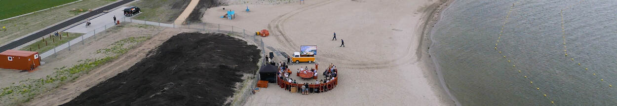 Luchtfoto van het Ideeëntheater op het strand in Hoorn