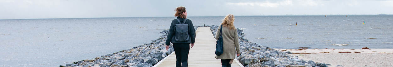 Marlies Buurman en Romy Schuit op de dijk bij Hoorn