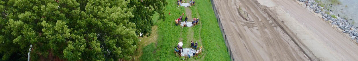 Mensen op de dijk in Uitdam