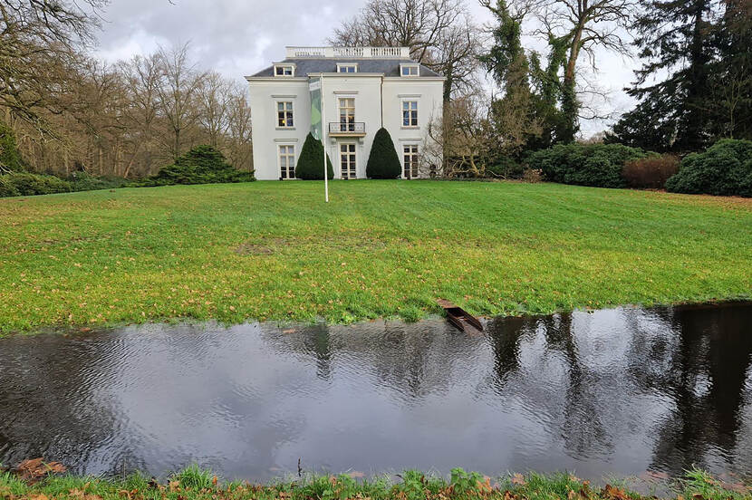 Zicht op de vijver bij Landgoed Hoog Beek en Royen bij Zeist, op de achtergrond het witte landhuis.