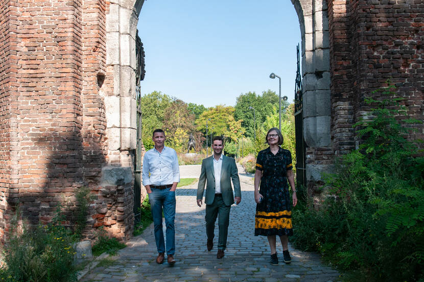 Eric, Martijn en Marian die onder de oude poort door lopen.