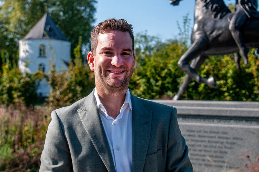 Portret van Martijn van den Heuvel in het kasteelpark