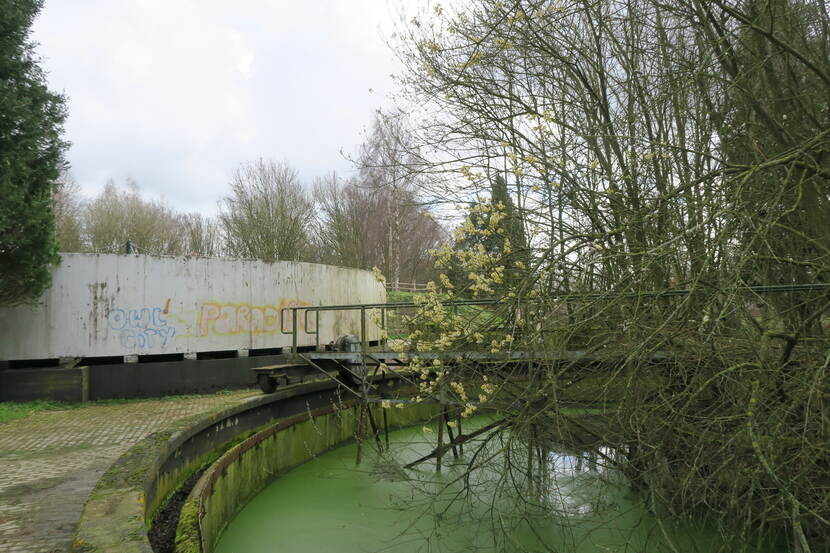 Een van de filtratietanks van de voormalige rioolwaterzuivering