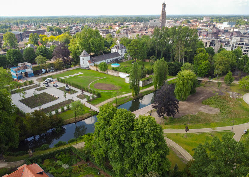 Een luchtfoto van kasteelpark Nijenborgh in Weert