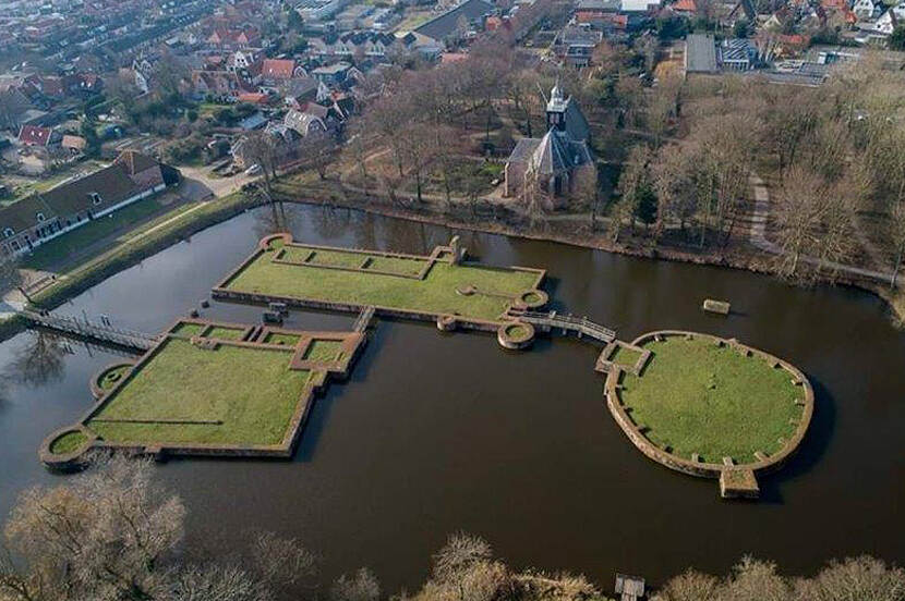 Een luchtfoto van het slot in Egmond aan den Hoef, waarop je duidelijk de contouren van het vroegere slot ziet.