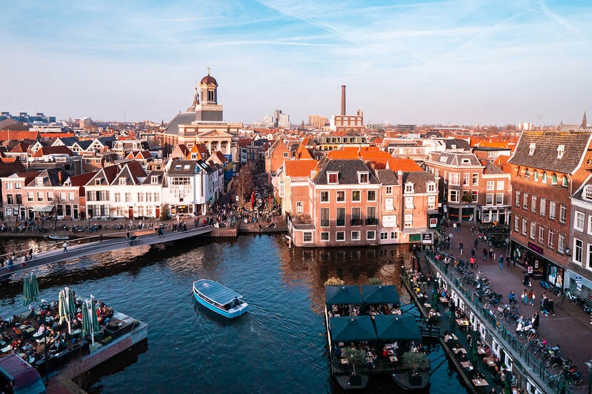 Een blik van bovenaf op de Stille Rijn in Leiden met op de achtergrond de binnenstad