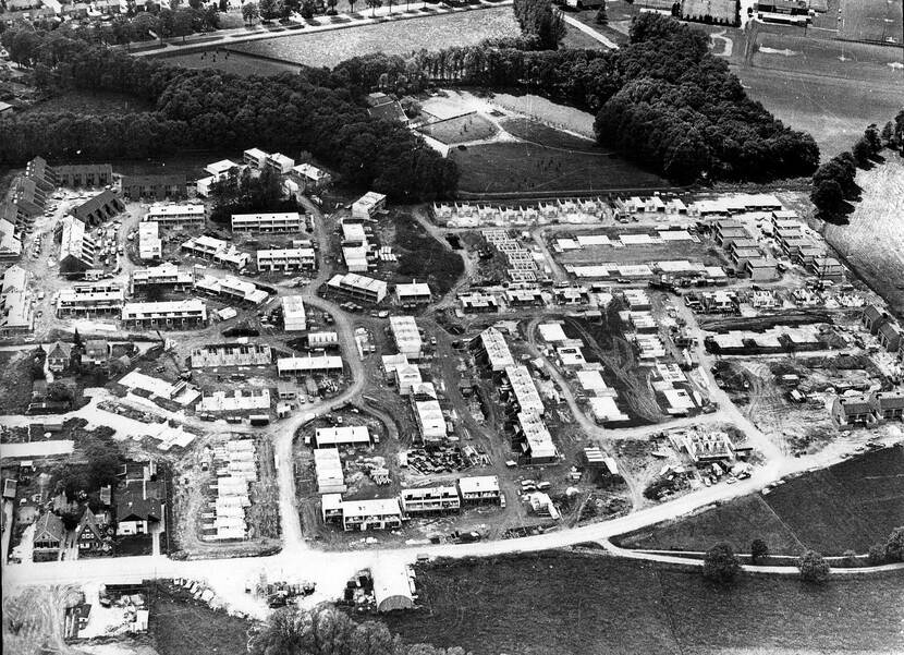 Zwart-wit luchtfoto van de wijk De Pas in aanbouw