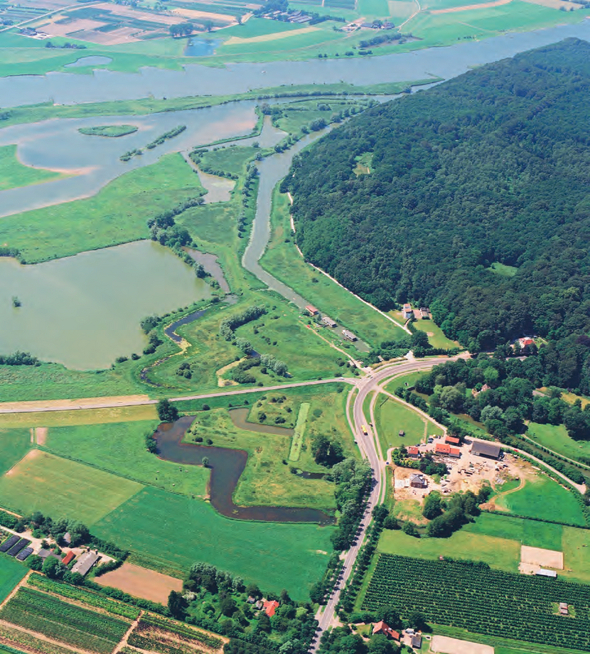 Luchtfoto van het hoornwerk aan de Grebbedijk, onderdeel van de Grebbelinie