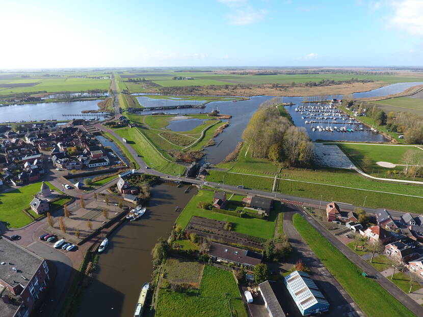 Luchtfoto van oude zeedijk Zoutkamp