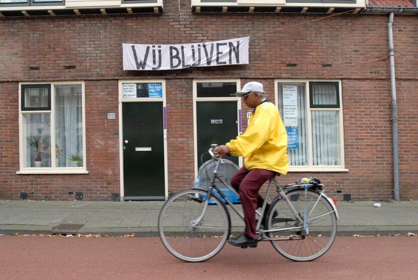 Huis met spandoel "Wij blijven!"